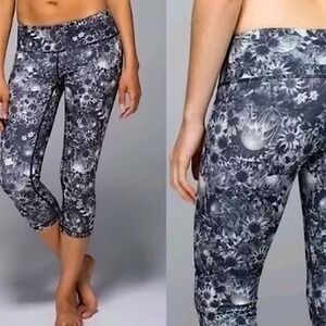 LULULEMON Flowabunga floral crop Capri legging size 6
